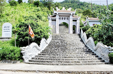 Đền thờ Nhân Huệ vương Trần Khánh Dư tại Vân Đồn.