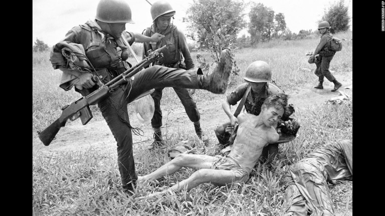 Ảnh lính Mỹ tra tấn một lính Việt cộng bị bắt